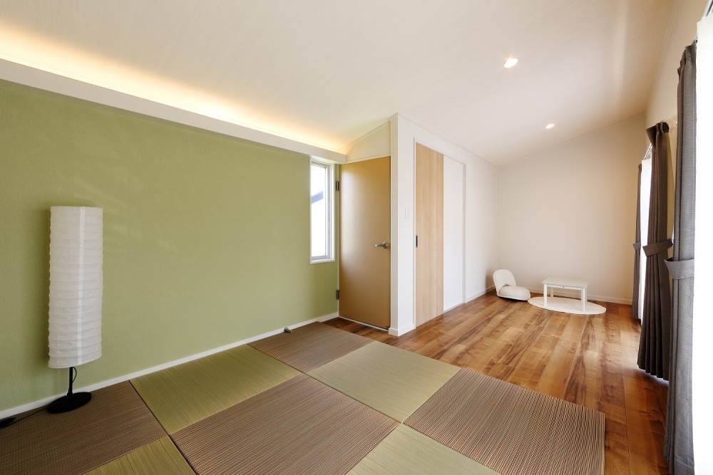 壁と置き畳が空間にうまく馴染んでいます。壁面には間接照明を入れて、心地よい空間に。